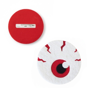 PRZYPINKA PRZEKRWIONE OKO FILCOWA BIAŁO-CZERWONA 6cm