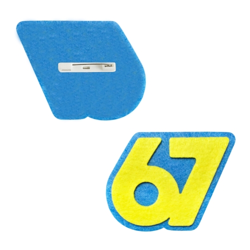 PRZYPINKA SIX SEVEN 67 FILCOWY NIEBIESKO-ŻÓŁTY 7,5x6cm